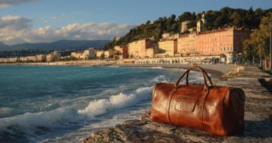 Midcent: Elegans möter kustcharm där en stilren brun läderväska vilar mot havets bakgrund, med stadssilhuett och kuperade landskap. Perfekt för resenären som söker både stil och upplevelse.Kategori: Resa.
