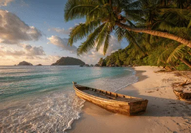 Midcent: En paradisbukt med vit sand, turkost hav och en ensam träbåt under solnedgången. Omgiven av palmer ger den en känsla av absolut lugn och äventyr. Perfekt för drömresan. Kategori: Resa.