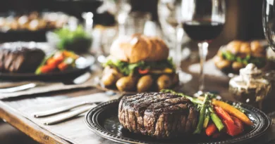 Midcent - Upplev smakrik njutning med en saftig biff, grillade grönsaker och ett glas rött vin, perfekt för matälskare som uppskattar lyxiga middagar och kulinarisk elegans. Kategori: Mat.