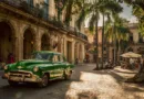 Midcent skildrar en livlig gata med en klassisk grön bil och historisk arkitektur. Solens strålar filtreras genom palmer,