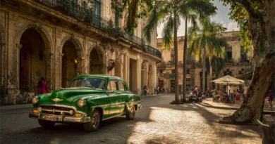 Midcent skildrar en livlig gata med en klassisk grön bil och historisk arkitektur. Solens strålar filtreras genom palmer,