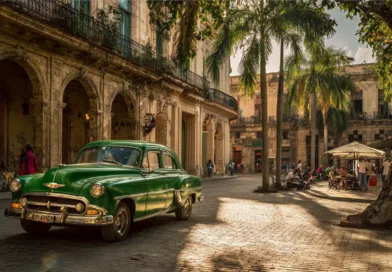 Midcent skildrar en livlig gata med en klassisk grön bil och historisk arkitektur. Solens strålar filtreras genom palmer,