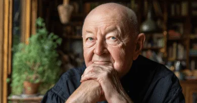 Midcent: Porträtt av en äldre man med fundersam blick, omgiven av en hemtrevlig miljö med böcker och växter. Inspiration och livserfarenhet avspeglas i hans ansikte. Samhälle.