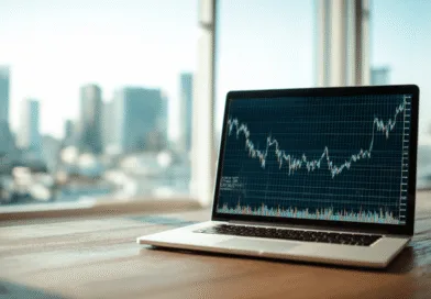 Midcent: En bärbar dator visar en uppåtgående aktiekurs mot en stadsbakgrund, symboliserar starka ekonomiska trender och investeringsmöjligheter. Perfekt för entreprenörer och investerare som vill hålla koll på marknadsutvecklingen. Kategori: Ekonomi.