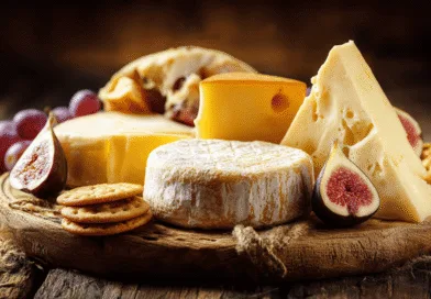 Midcent: En lyxig ostbricka med olika sorters ostar, färska fikon och vindruvor på ett rustikt träfat. Perfekt för gastronomiskt intresserade och finsmakare som vill njuta av en smakrik upplevelse. Kategori: Mat.