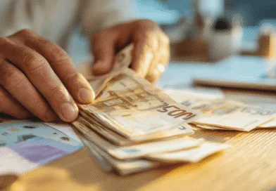 Midcent: En medelålders man hanterar kontanter och Euro-sedlar, symboliserande ekonomisk aktivitet och finansiell planering vid ett skrivbord. Perfekt illustration för ekonomi, sparande och investeringar. Kategori: Ekonomi.