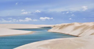 Brasiliens dolda skatt: Lençóis Maranhenses öken med sjöar a sandy beach with a body of water in the background with Lençóis Maranhenses National Park in the background