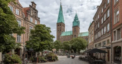 Midcent: En pittoresk historisk stad med en imponerande katedral omgiven av charmiga byggnader och grönskande träd. Perfekt för en lugn promenad och att upptäcka lokala kaféer. Kategori: Resa.