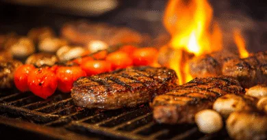 Midcent: Saftiga grillbitar och färska grönsaker tillagas över öppen eld, vilket skapar en inbjudande kulinarisk upplevelse. Perfekt för grillentusiaster letande efter smakrik inspiration. Mat.