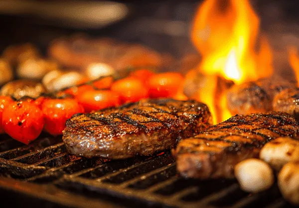 Midcent: Saftiga grillbitar och färska grönsaker tillagas över öppen eld, vilket skapar en inbjudande kulinarisk upplevelse. Perfekt för grillentusiaster letande efter smakrik inspiration. Mat.