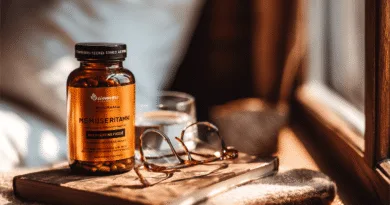 Midcent erbjuder ett naturligt kosttillskott framtaget för optimal hälsa, presenterat i en behaglig inomhusmiljö. Fokus ligger på välbefinnande och daglig näring, med en framträdande medicinburk och glasögon som tillbehör. Kategori: Hälsa.