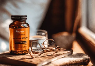 Midcent erbjuder ett naturligt kosttillskott framtaget för optimal hälsa, presenterat i en behaglig inomhusmiljö. Fokus ligger på välbefinnande och daglig näring, med en framträdande medicinburk och glasögon som tillbehör. Kategori: Hälsa.