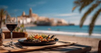 Midcent: En idyllisk strandmatupplevelse med eleganta skaldjur och ett glas rött vin, njutandes vid havet under palmernas skugga. Den perfekta kombinationen för sommarens smakresor. Kategori: Mat.