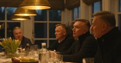 Midcent: Fyra medelålders män sitter vid ett elegant dukat bord, omgivet av mjukt ljussken och blommor. En känsla av gemenskap och diskussion fyller rummet. Kategori: Samhälle.