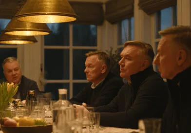 Midcent: Fyra medelålders män sitter vid ett elegant dukat bord, omgivet av mjukt ljussken och blommor. En känsla av gemenskap och diskussion fyller rummet. Kategori: Samhälle.