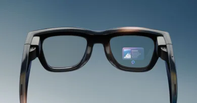 Midcent: Innovativa AR-glasögon med inbyggd display, presenterar information om Santorini. Användarvänliga och högteknologiska glasögon för enhansad upplevelse av omvärlden. Perfekt för resenärer och teknikentusiaster. Kategori: Teknik.