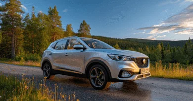 Midcent SUV i naturskön miljö visar modern design och robust prestanda. Perfekt för bilresor genom skogar, erbjuder komfort och stil på varje färd. Utforska naturen med tillförlitlighet och elegans.Kategori: Resa.