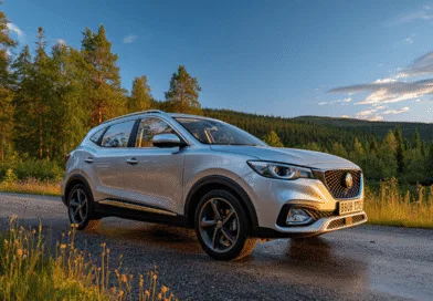 Midcent SUV i naturskön miljö visar modern design och robust prestanda. Perfekt för bilresor genom skogar, erbjuder komfort och stil på varje färd. Utforska naturen med tillförlitlighet och elegans.Kategori: Resa.