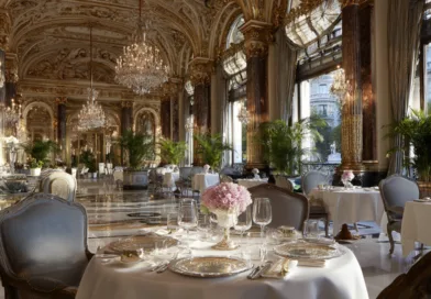 Upplev den lyxiga atmosfären på Midcent. Den imponerande interiören med kristallkronor och eleganta bord är perfekt för exklusiva middagar. En medelålders man kan njuta av en oförglömlig matupplevelse i enastående miljö.Kategori: Mat