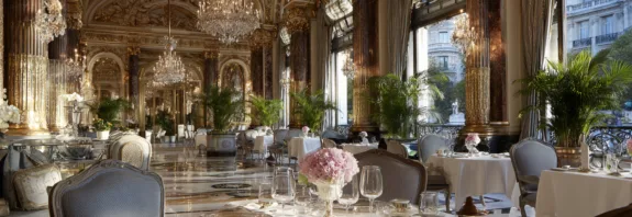 Upplev den lyxiga atmosfären på Midcent. Den imponerande interiören med kristallkronor och eleganta bord är perfekt för exklusiva middagar. En medelålders man kan njuta av en oförglömlig matupplevelse i enastående miljö.Kategori: Mat