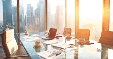 Midcent: Solbelyst kontor med modern inredning och stadspanorama. Perfekt för produktiva möten och strategisk planering. Laptop och dokument på glasbordet. Inspirerande arbetsmiljö. Kategori: Ekonomi.