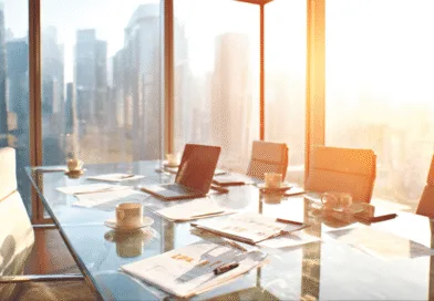 Midcent: Solbelyst kontor med modern inredning och stadspanorama. Perfekt för produktiva möten och strategisk planering. Laptop och dokument på glasbordet. Inspirerande arbetsmiljö. Kategori: Ekonomi.