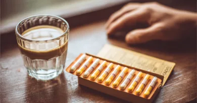 Midcent erbjuder en inblick i en medelålders mans vardag, med fokus på hälsoprodukter och drycker. I bilden syns en kopp kaffe och en förpackning med medicinska kapslar, som speglar dagens hälso- och livsstilsval. Kategori: Hälsa.