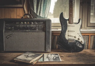 Bilden visar en elgitarr bredvid en vintage förstärkare i ett musikrum med LP-skivor. Den nostalgiska atmosfären framhäver klassisk rockmusik och retrostil. Perfekt för musikälskare och samlare. Midcent, Musik.