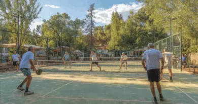 Midcent: En grupp medelålders män spelar padel utomhus en solig dag. Aktiv och social atmosfär med fokus på sport och rekreation. Perfekt för att pröva något nytt och hålla sig i form med vänner. Kategori: Sport.