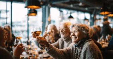 Midcent: En grupp äldre personer njuter av en social stund på en restaurang, fylld med glädje och värme. Perfekt för dem som söker gemenskap och delade upplevelser i en trivsam miljö. Kategori: Samhälle.
