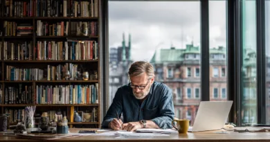 Midcent – En vuxen man arbetar fokuserat vid ett skrivbord med böcker i bakgrunden. Kreativitet och produktivitet i en inspirerande miljö. Kategori: Samhälle.