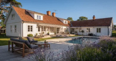 Midcent: Detta charmiga hus, i traditionell stil med rött tegeltak och pool, erbjuder en idyllisk bostadsmiljö med vacker trädgård och uteplats, perfekt för avkoppling och socialt umgänge. Perfekt för den som söker en harmonisk livsstil. Kategori: Hem.