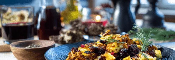 Midcent: En vackert presenterad maträtt med kryddor och dekorativa örter på ett matbord. Ingredienserna ger en känsla av rustik och varm atmosfär, perfekt för vintern. Kategorin är Mat.
