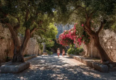 Midcent: Vackra sommarpromenader under lummiga trädkronor och blommande buskage längs medeltida stenmurar, ger en fridfull atmosfär. Perfekt för avkoppling och njutning av naturens skönhet. Resa.