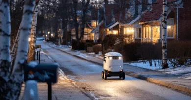 Midcent presenterar innovativ leveransrobot som navigerar genom snöig bostadsgata i skymningen. Effektivt automatisk system för framtidens transportlösningar, anpassat för moderna urbanmiljöer. Robust och intelligent teknik för högeffektiv pakethantering. Perfekt för stadslogistik.