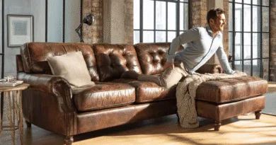 Midcent: En medelålders man njuter av en solig dag i en elegant lädermöblerad lägenhet. Vardagslyx och komfort förenas i en modern stadsomgivning med stora fönster och rustika tegelväggar. Kategori: Hem och Inredning.