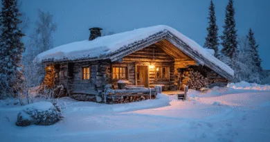 Rustik stuga i vintrigt landskap, Midcent. Mysig belysning och snöbeklädd omgivning skapar en idyllisk atmosfär. Perfekt för avkoppling och njutning av naturens skönhet under kalla vinterkvällar. Kategori: Resa.