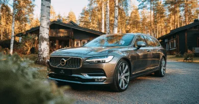 Midcent presenterar: en elegant Volvo parkerad framför ett stilfullt hus omgiven av skog och vackra träd i höstskrud. Perfekt för naturälskare som söker en kombination av stil och komfort. Kategori: Resa.