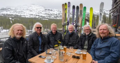 Midcent: En grupp medelålders män njuter av en skidresa i bergen med snötäckta toppar och skidor i bakgrunden. Gemenskap och