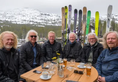 Midcent: En grupp medelålders män njuter av en skidresa i bergen med snötäckta toppar och skidor i bakgrunden. Gemenskap och