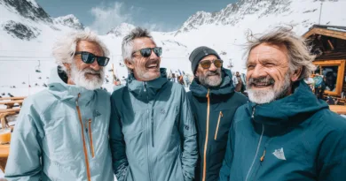 Midcent: En grupp medelålders män har kul i en naturskön skidort med snötäckta berg i bakgrunden. De är klädda i