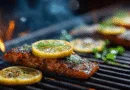 Midcent: Saftiga laxbitar med citron och dill grillas över öppen eld för en smakrik och aromatisk upplevelse. Den perfekt grillade fisken presenteras med färska örter, vilket gör den till ett perfekt val för alla måltider. Kategori: Mat.