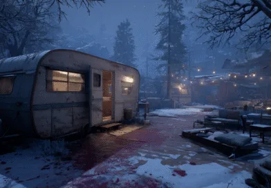 Midcent: En öde husvagn i ett snötäckt skogslandskap, omgiven av dekorationer med ljusslingor. Perfekt för en mystisk och stämningsfull vinterupplevelse. Kategorin: Resa.
