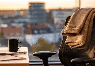 Midcent: Solnedgång över stad med kaffe i fokus. Perfekt för avkoppling efter arbetet. Kaffe, kontorsmiljö, solnedgång och harmoni. Upplev arbetsro och lugn. Inspirerande utsikt i moderna stadsmiljöer. Kategori: Resa.