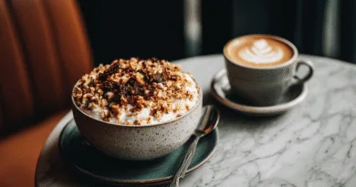 Midcent: En inbjudande frukost med krämig granola och en vacker cappuccino på ett marmorbord. Perfekt för en hälsosam start på dagen. Mat.