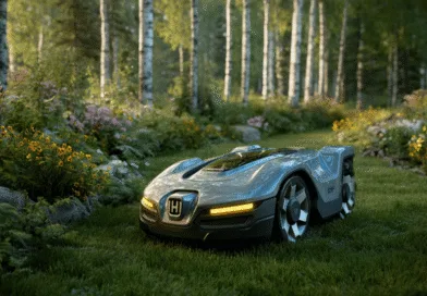 Midcent presenterar en avancerad robotgräsklippare som smidigt navigerar bland frodiga trädgårdsblommor och björkar. Denna futuristiska teknikrevolution inom trädgårdsskötsel kombinerar effektivitet och stil för en perfekt vårdad gräsmatta. K