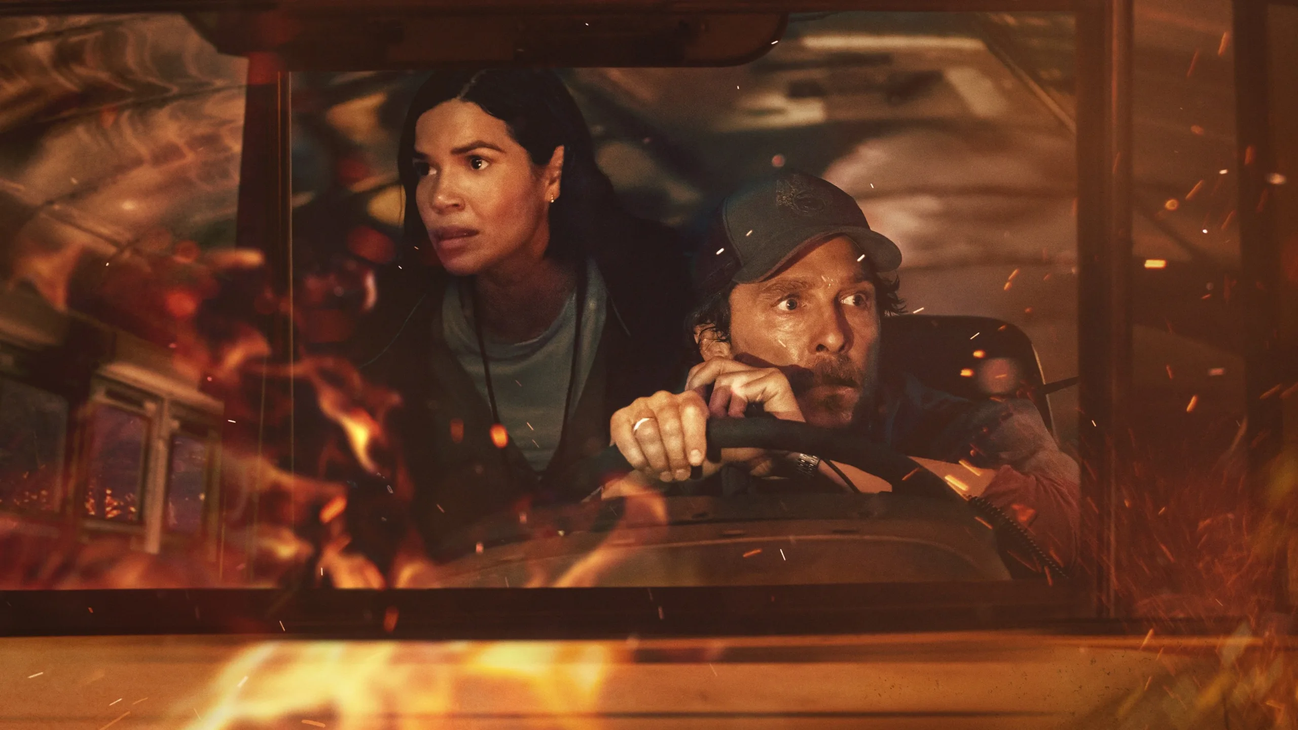 McConaughey bakom ratten mitt i eldinfernot – The Lost Bus tar katastroffilm till nya svettiga höjder