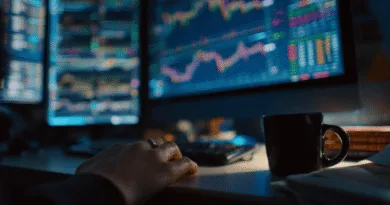 Midcent ekonomi: En man betraktar noggrant datorskärmar med finansiella diagram och marknadsdata. Bilden fångar fokus och analys i en ekonomisk miljö. Perfekt för att illustrera investeringsstrategi och marknadsövervakning i digital tidsålder.