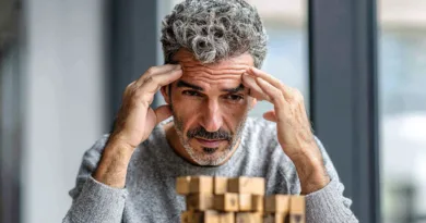 Midcent erbjuder insikter för att hantera stress och fokus. En medelålders man visar tecken på koncentration och reflektion inför utmaningar. Förbättra ditt välmående med strategier för mental hälsa.Kategori: Hälsa.