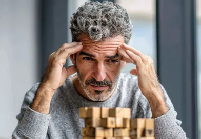 Midcent erbjuder insikter för att hantera stress och fokus. En medelålders man visar tecken på koncentration och reflektion inför utmaningar. Förbättra ditt välmående med strategier för mental hälsa.Kategori: Hälsa.